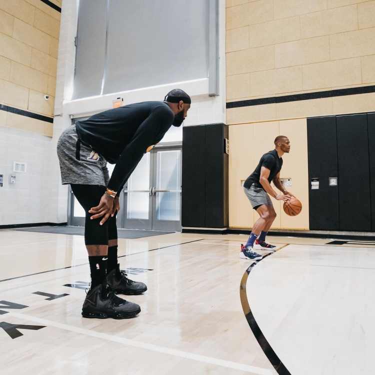 李镇全：战越南下半场我们出现了体能问题；踢韩国要全力以赴（李镇全：对阵越南后半场体能下滑；迎战韩国将全力以赴）