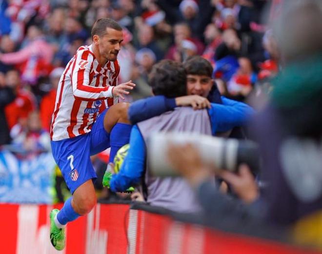 布冯：迈尼昂展现决定性作用，想夺冠的球队必须要有这种门将（布冯盛赞迈尼昂：争冠球队离不开这种决定性门将）