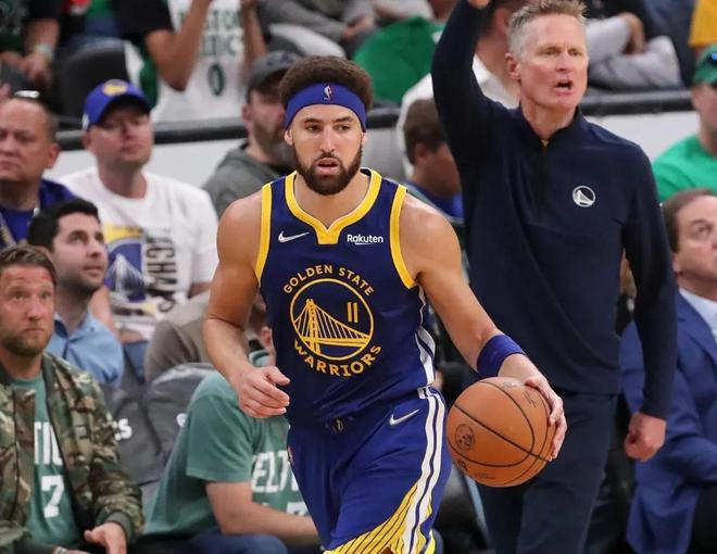 表达崇高敬意，重庆铜梁龙向李章洙赠送冲超纪念球衣（重庆铜梁龙向李章洙赠予冲超纪念球衣，致以崇高敬意）