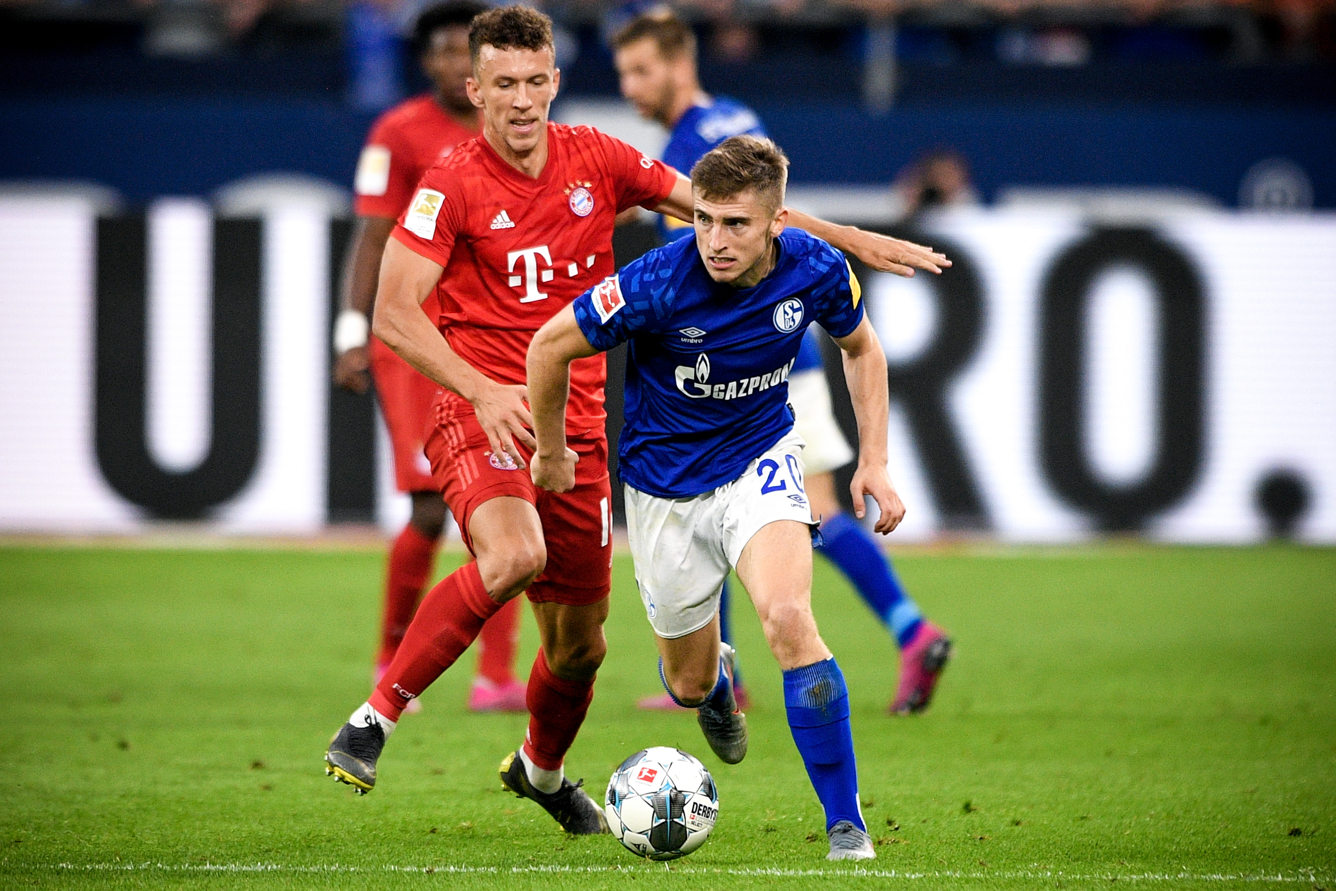 前锋远射破门，比分被重新点燃（锋线远程发炮破门，战局重燃）