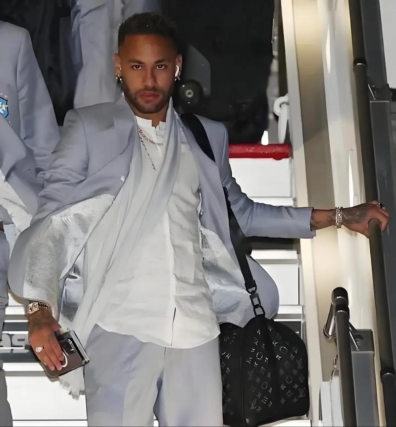 澎湃：管理层想复刻郭士强案例恐有偏差，邵佳一应提升抗压能力（澎湃：管理层复刻郭士强模式或有误判，邵佳一需增强抗压能力）